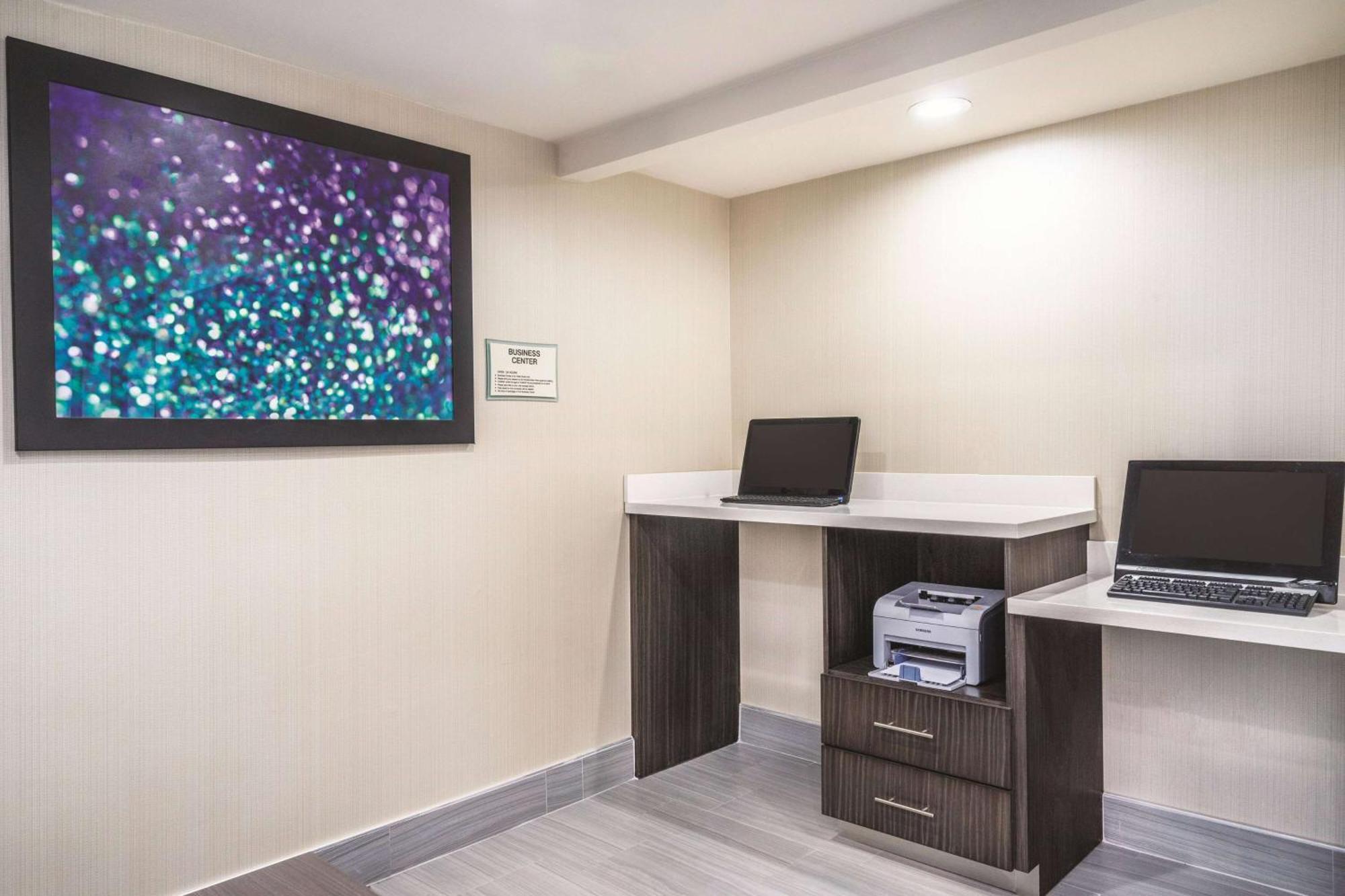 La Quinta By Wyndham Loudon Hotel Bagian luar foto